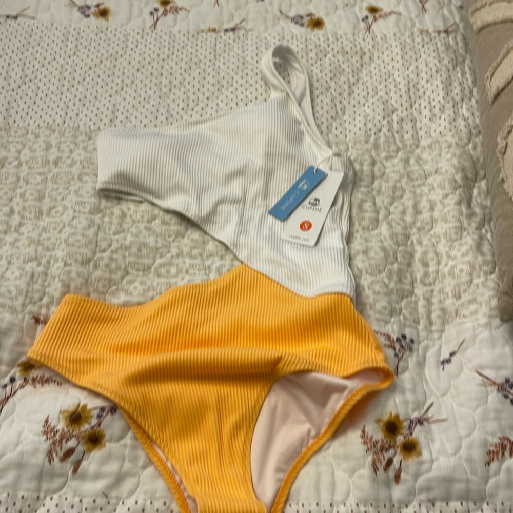 Cupshe one piece cut out small monokini white yellow ribbed